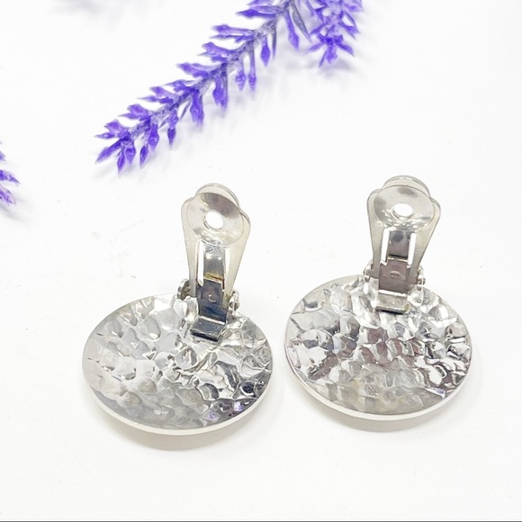 Vintage Signed Sarah Coventry Hammered Silver Tone Disc Clip On Earrings - Picture 3 of 4